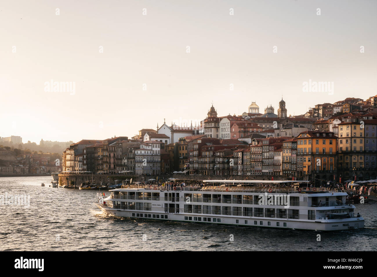 Vieille ville de Porto sur la rivière Douro avec des bateaux de touristes et de ferry au coucher du soleil, le Portugal. Banque D'Images