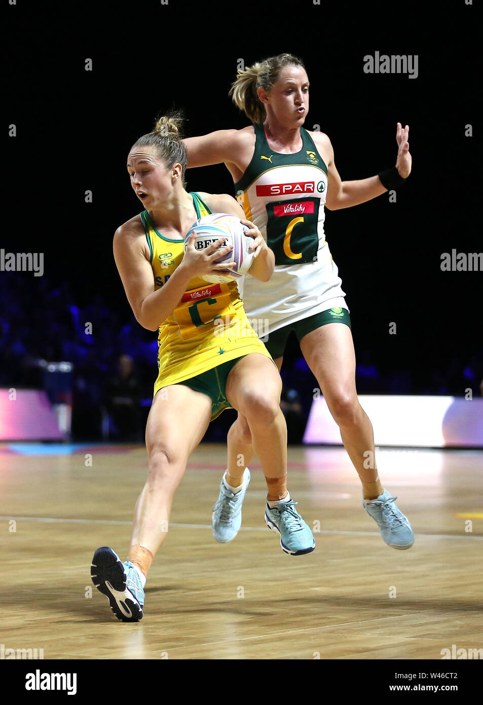 Paige l'Australie Hadley (à gauche) et l'Afrique du Sud au cours de la Burger Erin Netball match de Coupe du Monde à la M&S Bank Arena, Liverpool. Banque D'Images