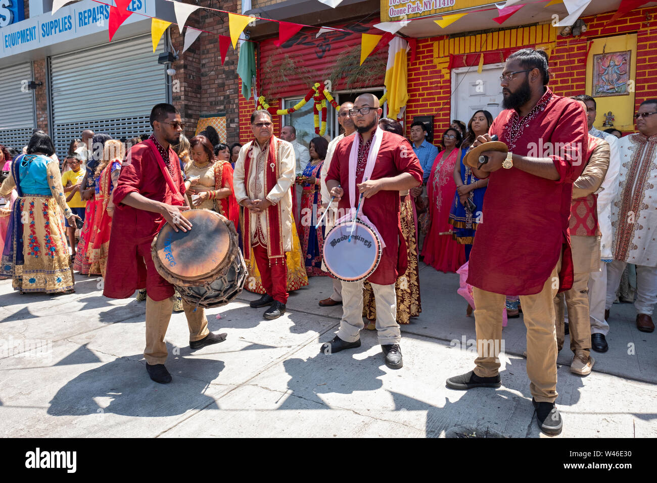 Lors d'un mariage hindou traditionnel, les tambours et les clients devant le temple pour saluer l'arrivée de la jeune mariée et se toilettent. En Ozone Park, Queens, New York. Banque D'Images
