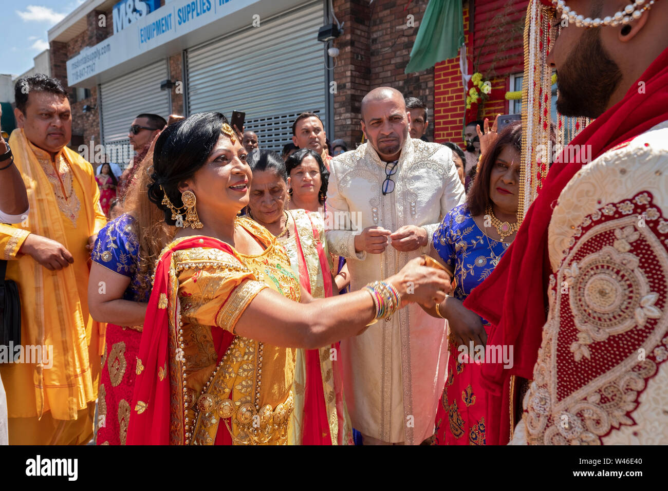 Lors d'une cérémonie de mariage traditionnelle hindoue le marié est accueilli par la mère de la mariée avant d'entrer dans le temple. à Ozone Park, Queens, NY Banque D'Images