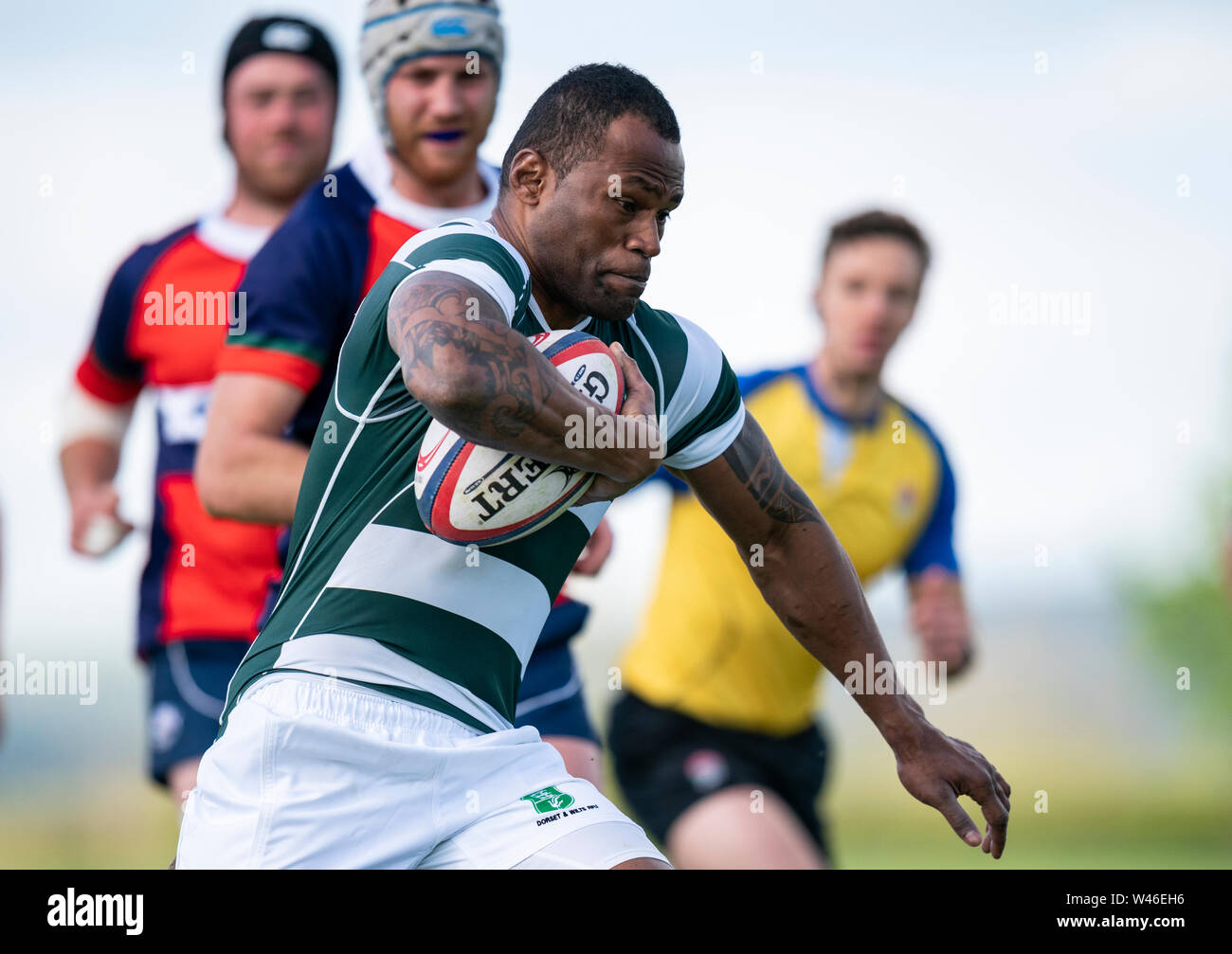 Les joueurs de rugby en action Banque D'Images