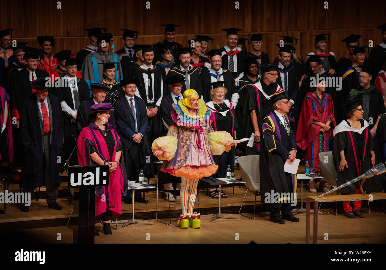 Londres, Royaume-Uni. 19 juillet 2019. Grayson Perry en tant que Chancelière de l'Université des Arts de Londres ( UAL ) au deuxième degré, cérémonie de remise de prix au Royal Festival Hall-19 Juillet 2019 L'artiste Grayson Perry, CBE, RA, comme chancelier de l'UAL volé avec des collègues d'UAL Turner Prize-winning artist et UAL Chancelier Grayson Perry a débuté son nouveau chancelier 2019 robes conçues spécialement pour lui par London College of Fashion ma conception de costumes pour les performances, étudiant Terrinoni Rachele. Crédit : BRIAN HARRIS/Alamy Live News Banque D'Images