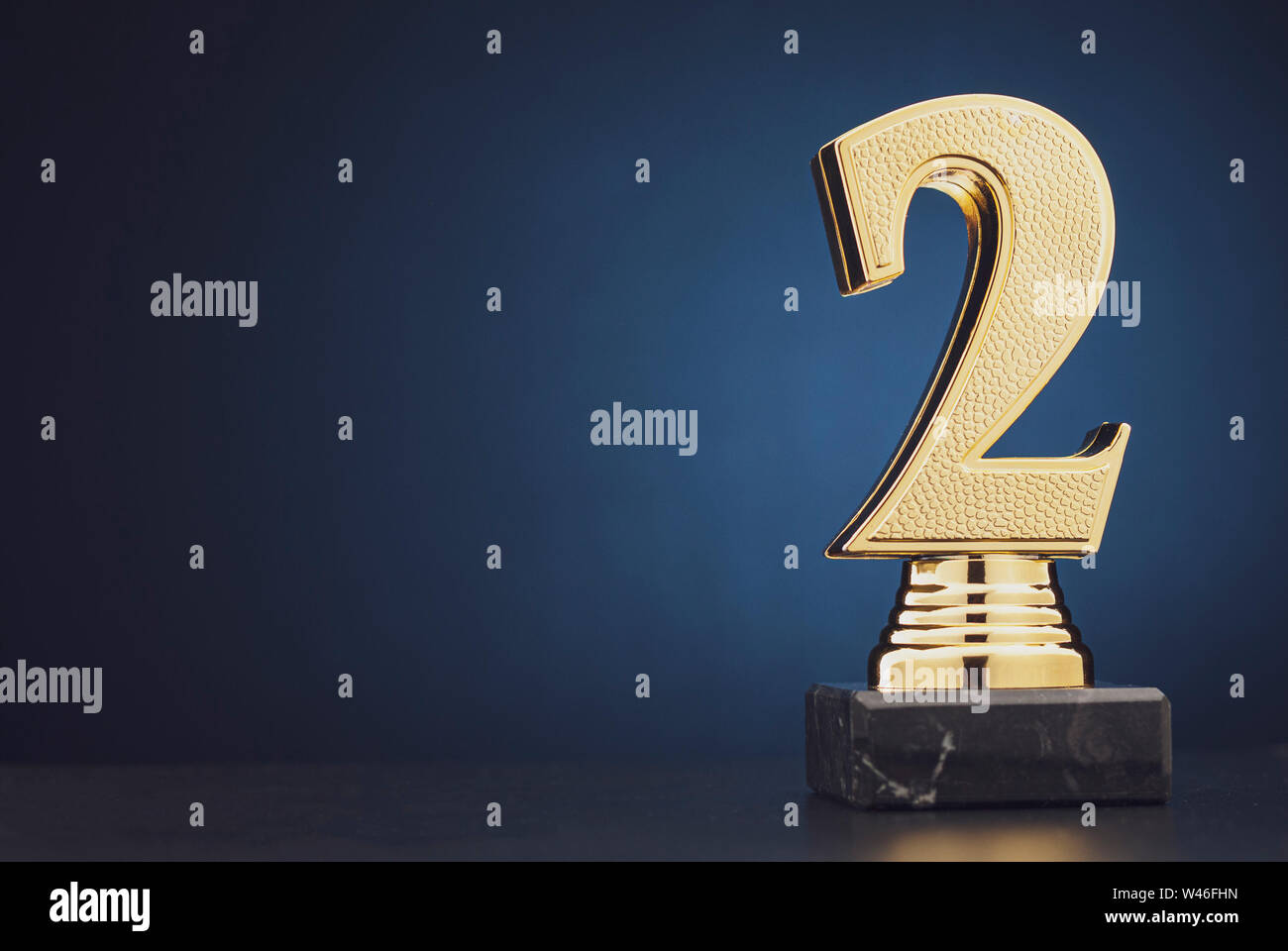 Deuxième Prix trophée d'or avec une texture 3D numéro deux métalliques sur blue with copy space Banque D'Images