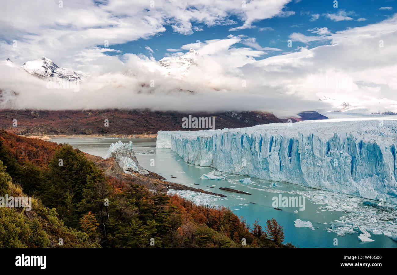 Forêt d'automne, les nuages et le spectaculaire glacier Perito Moreno. Le lac Argentino. Province de Santa Cruz, en Argentine. L'Amérique du Sud Banque D'Images