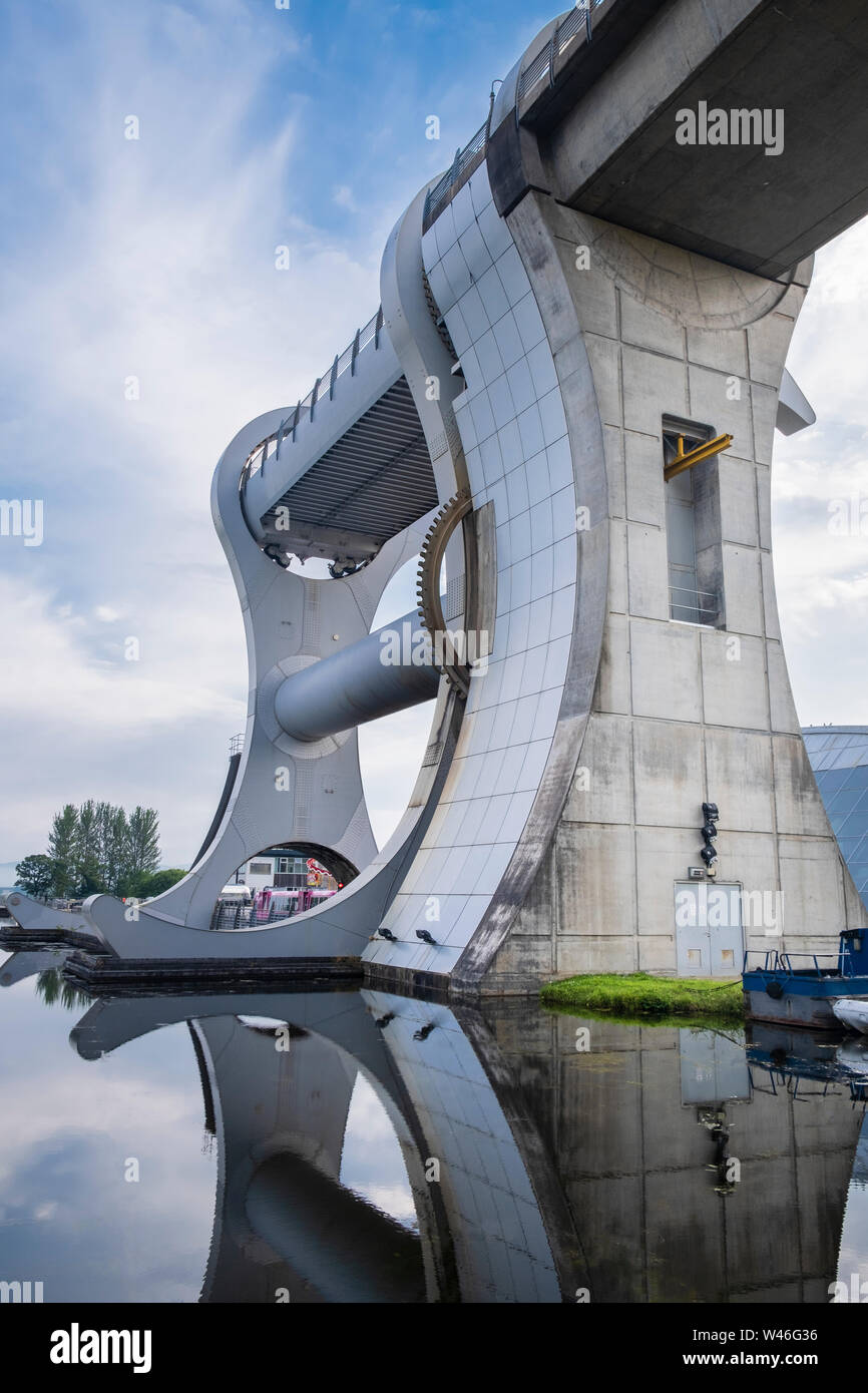 La roue de Falkirk en Écosse est un ascenseur à bateaux du canal en rotation d'une forme de verrou de haute élévation, reliant le Forth et Clyde Canal avec le canal de l'Union européenne. Banque D'Images