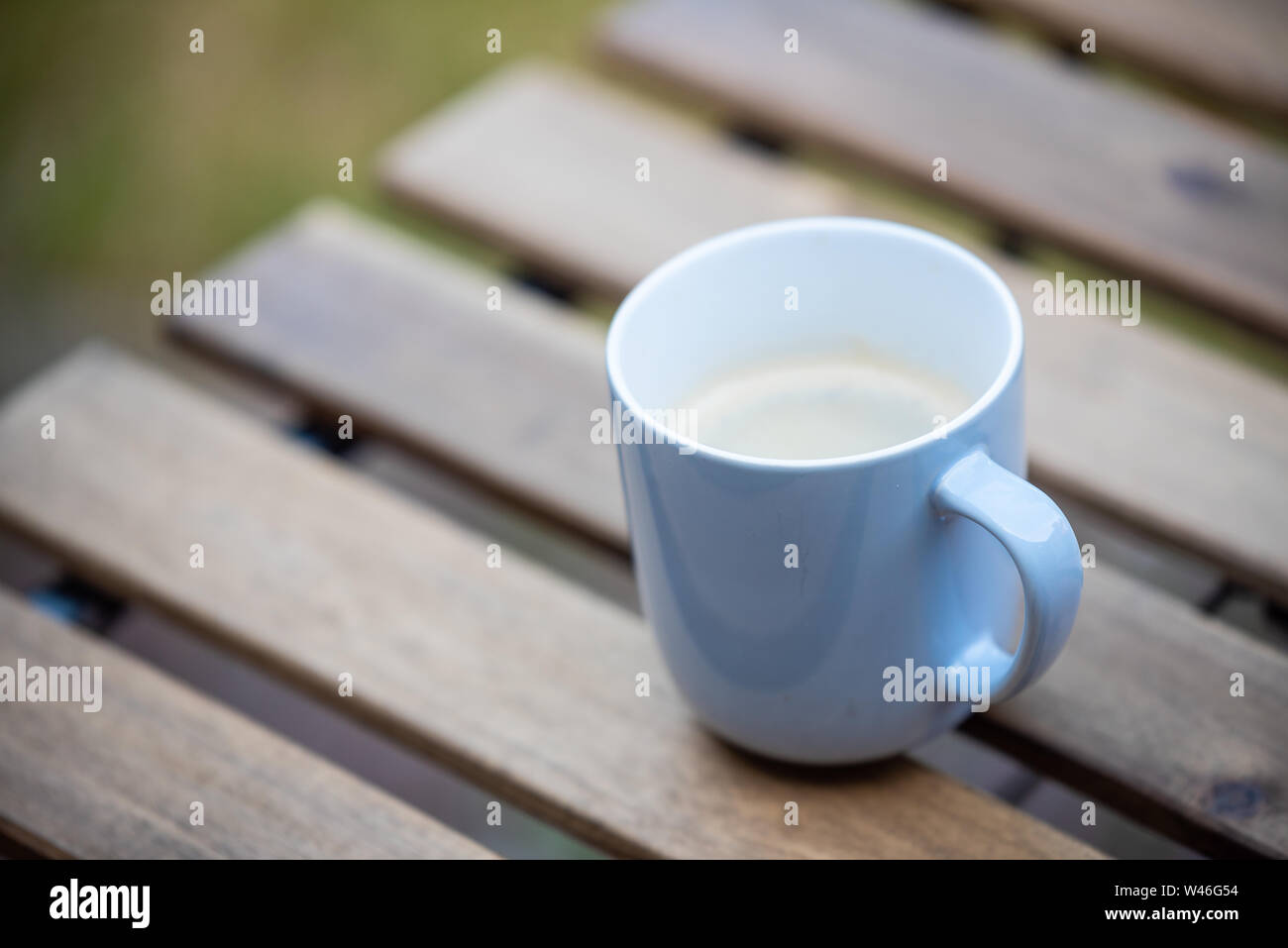 Assis dans le jardin tôt le matin, avec une tasse de café chaud Banque D'Images