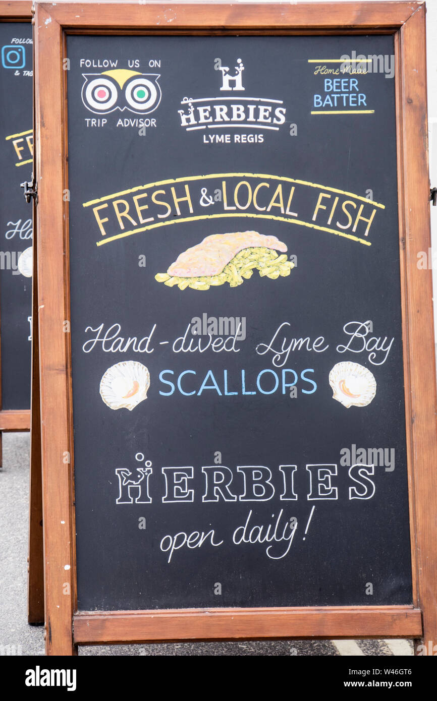 Une station de sélection de fruits de mer locaux Publicité, Lyme Regis, West Dorset, Angleterre, RU Banque D'Images