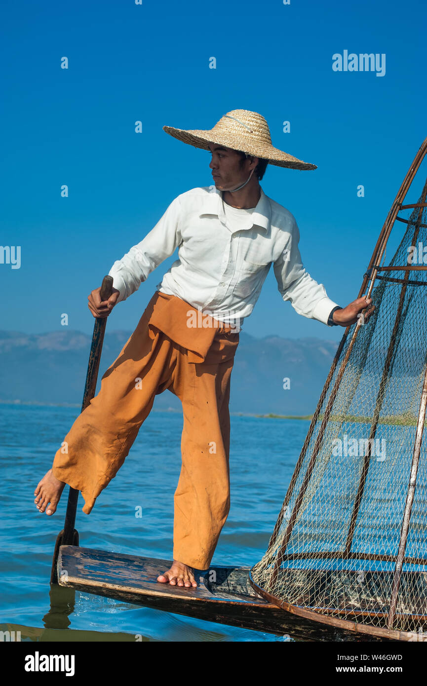 Pêcheur birman sur bambou voile prendre du poisson en mode traditionnel avec des net. Lac Inle, Myanmar (Birmanie) destination voyage Banque D'Images