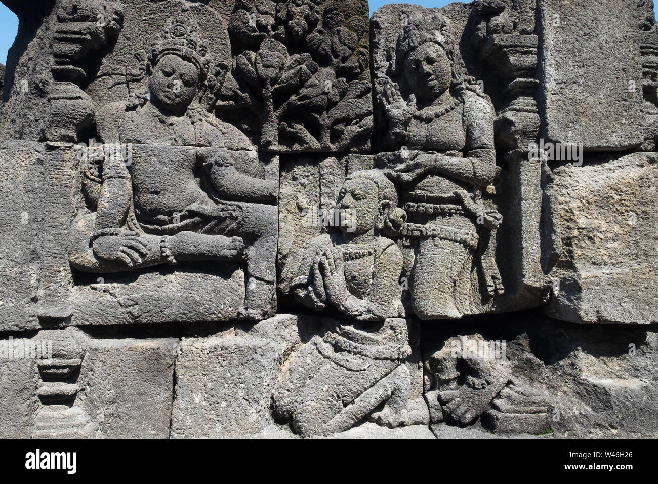Mur libre ornés de bas-reliefs de la religion. La sculpture sur pierre très détaillées. Temple bouddhiste de Borobudur, Magelang, Indonésie Banque D'Images