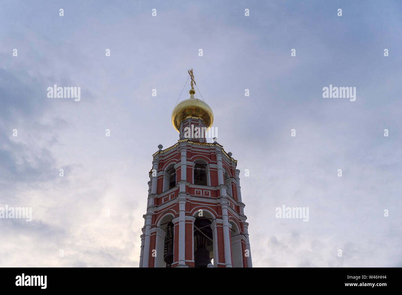 Tour de brique rouge de l'église orthodoxe à Moscou avec une pointe d'or et de croix Banque D'Images