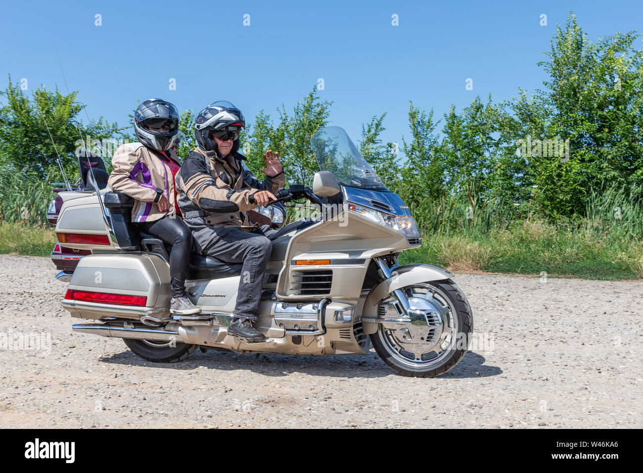 Les motards moteur Honda Goldwing de prendre une route à travers la Hongrie Banque D'Images