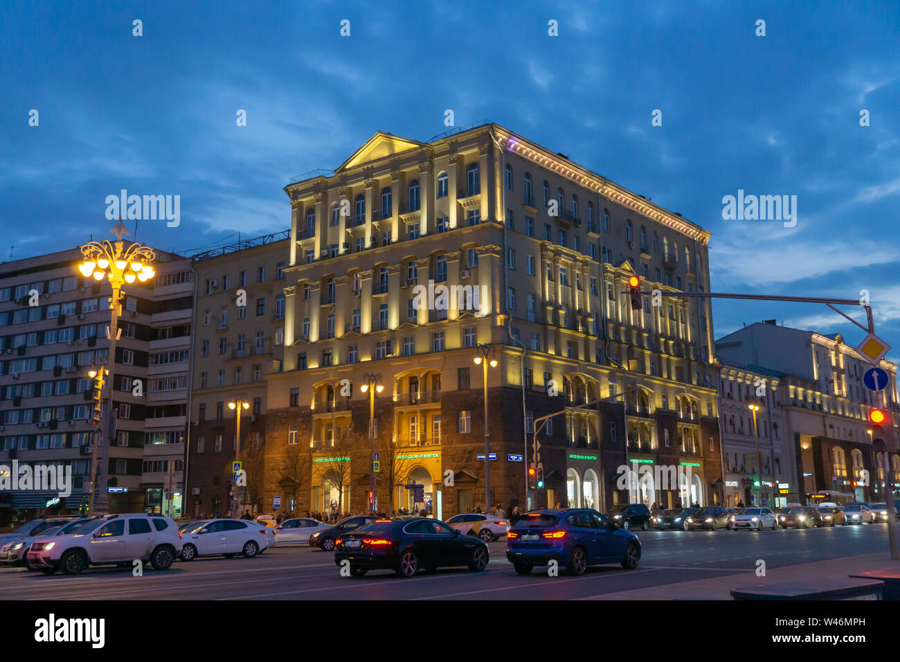 Moscou, Russie - le 20 avril 2019 : la rue Tverskaya, la nuit, avec des bâtiments historiques dans la région de Moscou, Russie. Banque D'Images