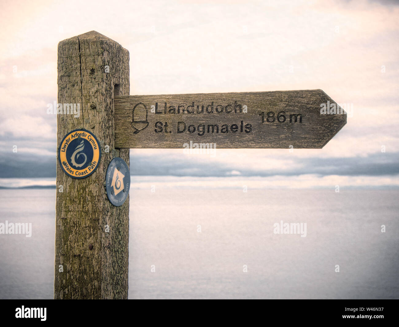 Le panneau en bois à Amroth au début de la côte du Pembrokeshire au Pays de Galles, Royaume-Uni Banque D'Images