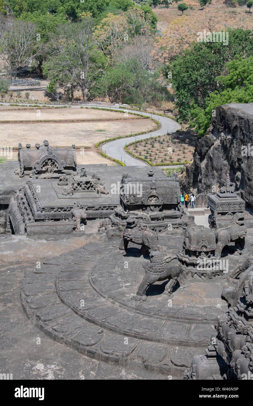 L'Inde, Maharashtra, Goa, les grottes d'Ellora. Sommaire regarder sur le sommet de la grotte 16, le Temple Kailasa aka Kailasanatha, entièrement sculptée dans un Banque D'Images