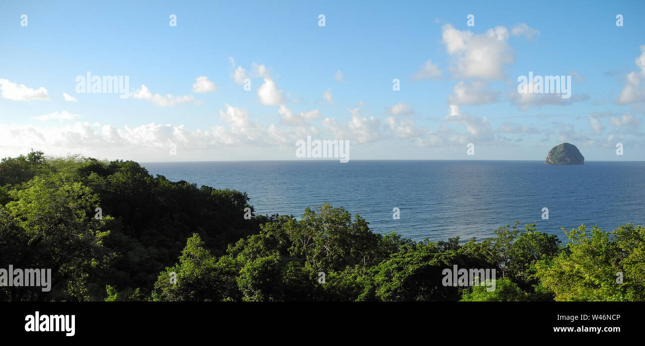 Photo panoramique prise de l'île Dominique dans la mer des Caraïbes Banque D'Images