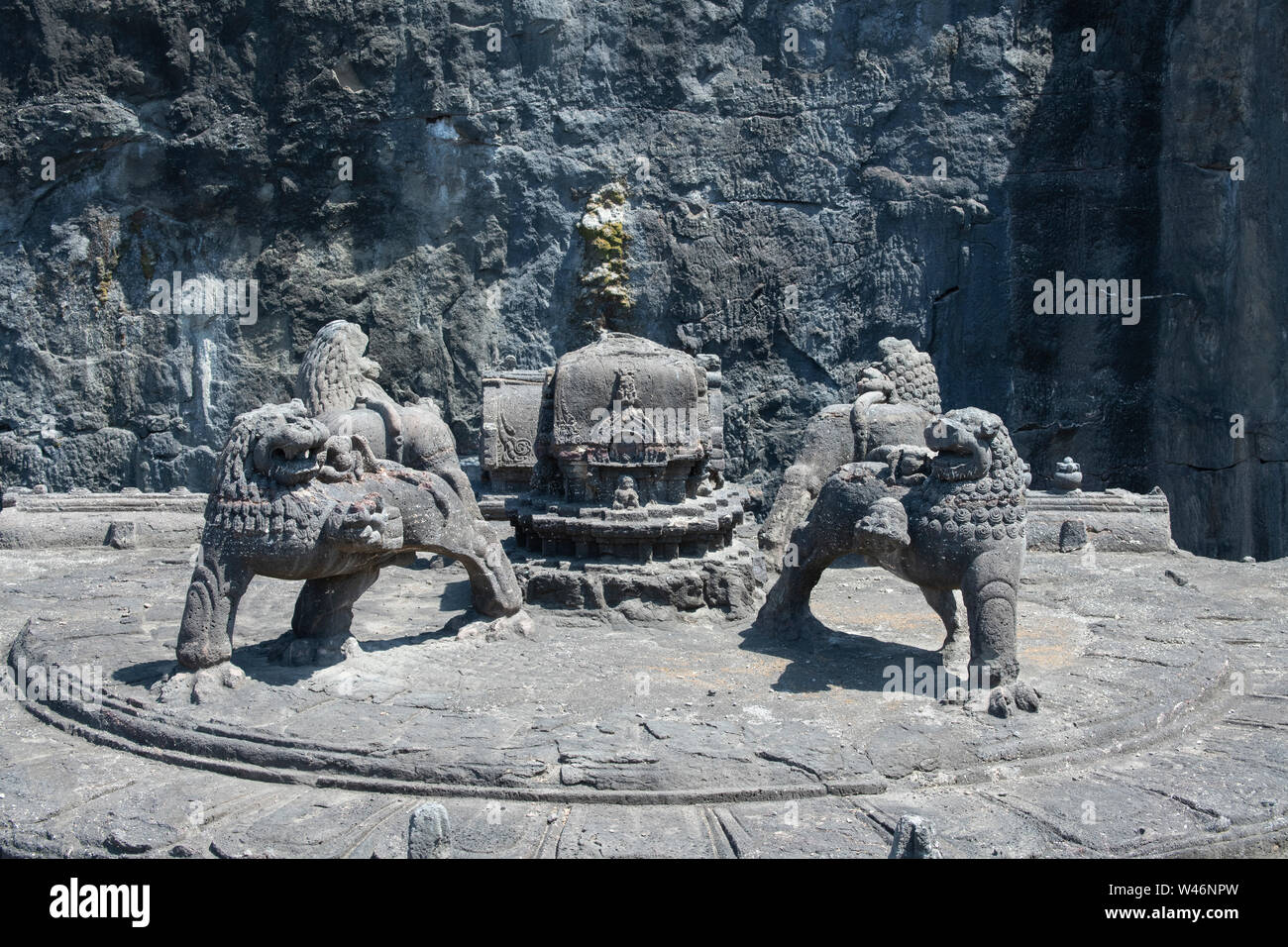 L'Inde, Maharashtra, Goa, les grottes d'Ellora. Sommaire regarder sur le sommet de la grotte 16, le Temple Kailasa aka Kailasanatha, entièrement sculptée dans un Banque D'Images