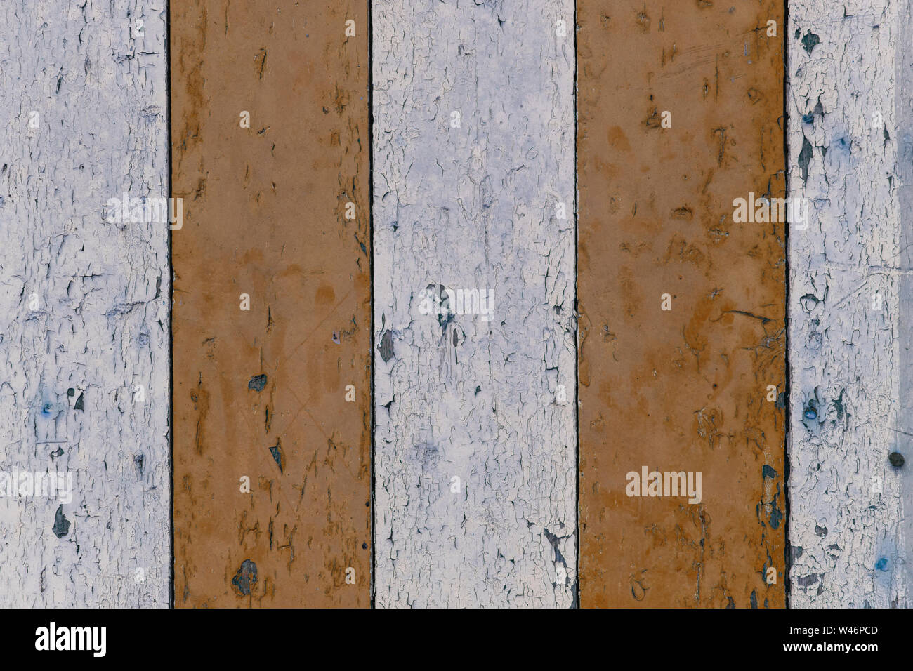 Ancienne en bois peint trois étagères étagères blanches deux conseils la peinture marron écaille il Banque D'Images