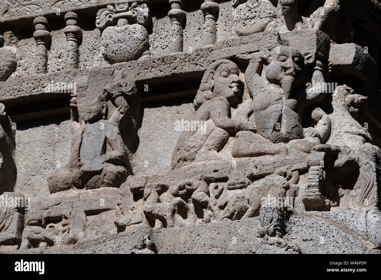 L'Inde, Maharashtra, Goa, les grottes d'Ellora. 16 grotte Kailasa Temple Kailasanatha, aka entièrement taillée d'une seule roche. Détail de sculptures très orné. Banque D'Images