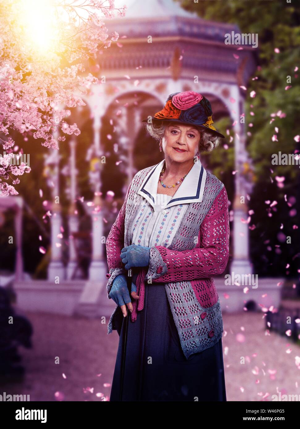 ANGELA LANSBURY dans Mary Poppins (2018), réalisé par Rob Marshall. Credit : LUCAMAR PRODUCTIONS/MARC PLATT PRODUCTIONS/WALT DISNEY / Album Banque D'Images