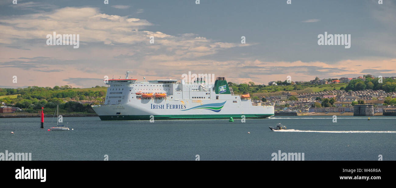 Irish Ferries Isle of Inishmore laissant Pembroke Dock à Pembrokeshire, Pays de Galles, Royaume Uni sur une journée d'été Banque D'Images