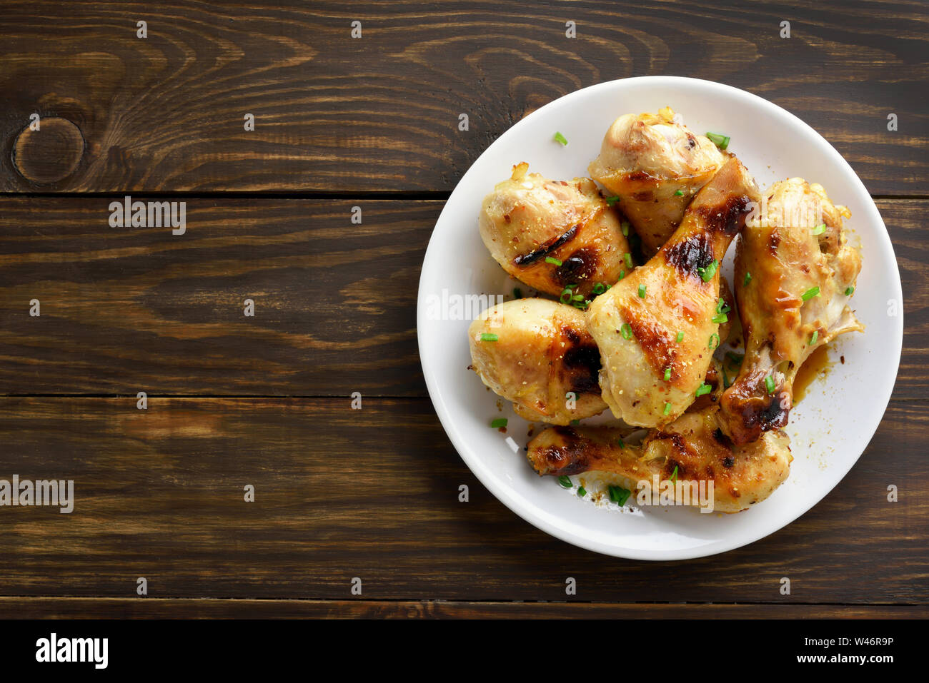 Pilons de poulet sur la plaque blanche, vue du dessus Banque D'Images