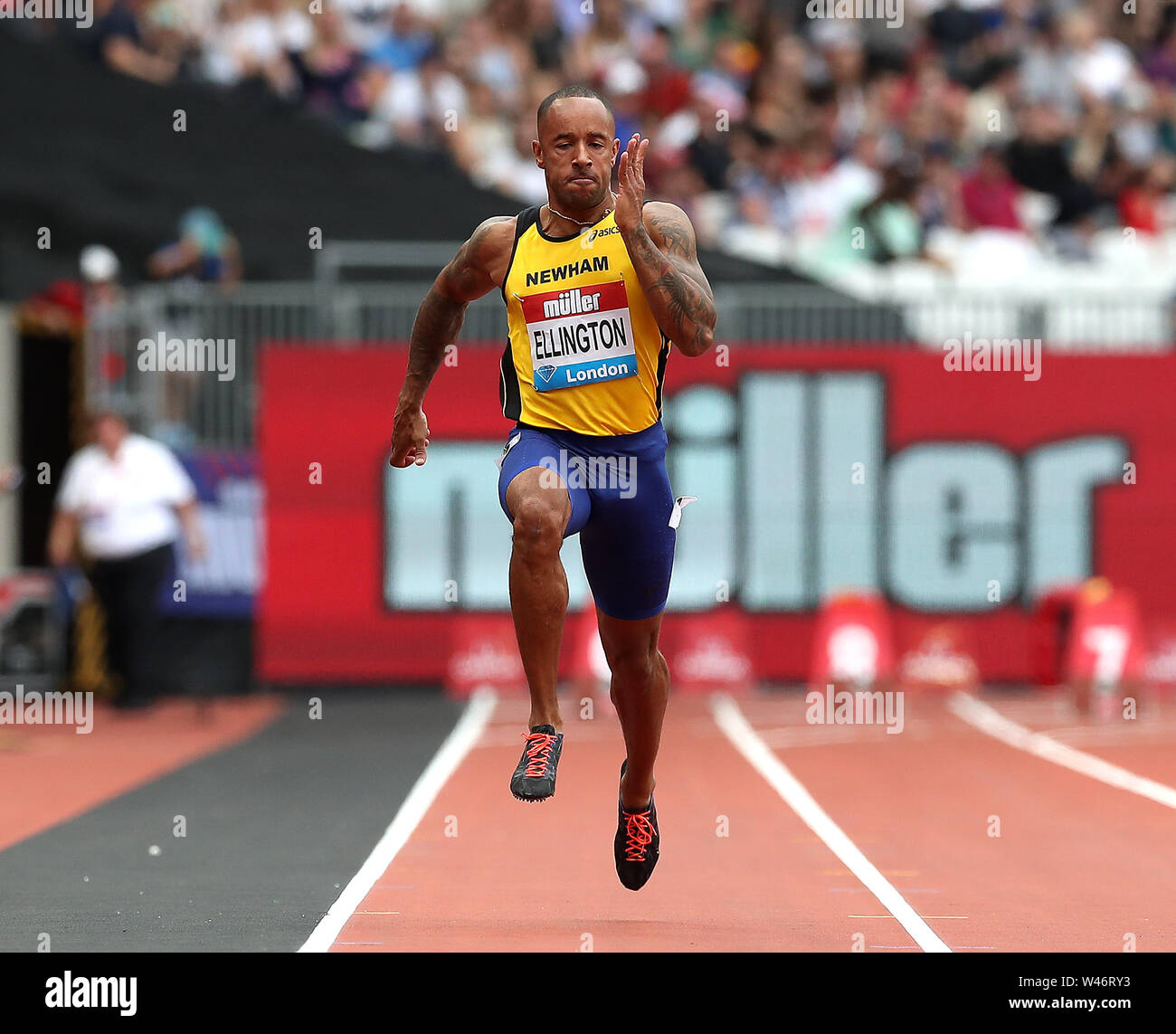 La société britannique James Ellington fait sa dans le crown le 100 m chauffe au cours de la première journée de l'IAAF Diamond League Londres répondre à la London Stadium. Banque D'Images