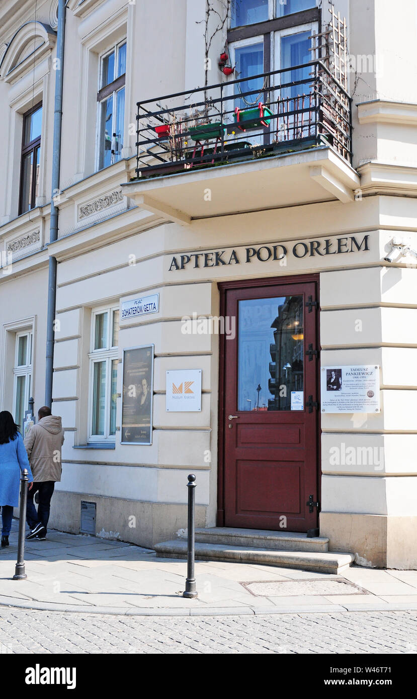 La boutique de l'apothicaire, maintenant un musée. Pod Orlem Pharmacie, à l'angle de la Place des Héros, Cracovie. Banque D'Images