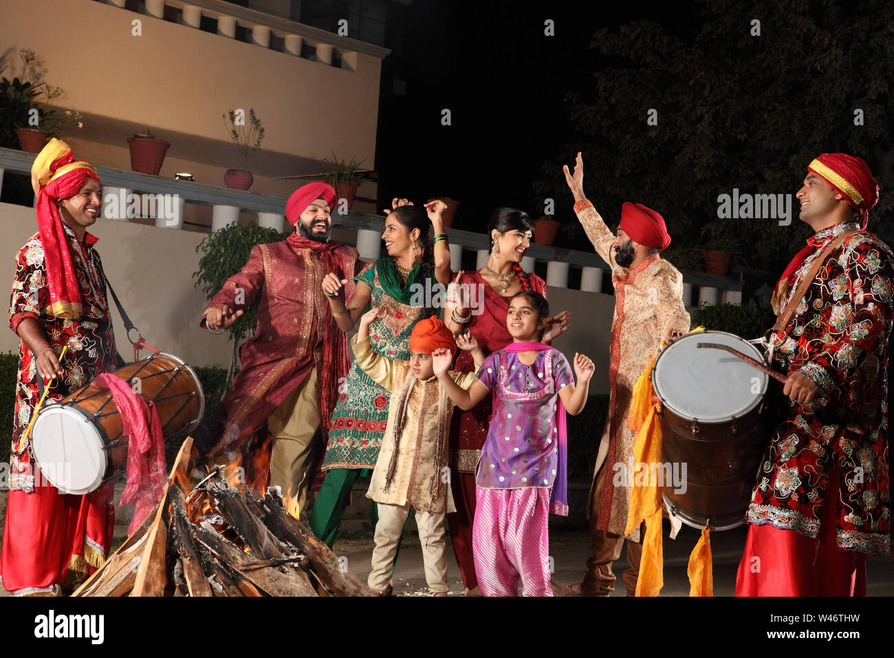 Famille indienne célébrant Lohri festival, Punjab, India Banque D'Images