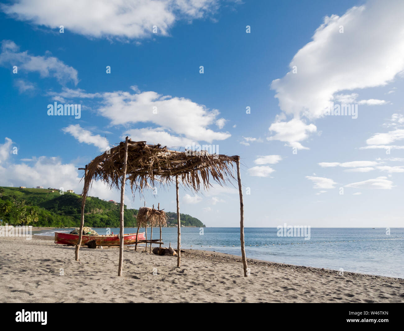 Vue de la plage sur l'île de la Dominique dans la mer des Caraïbes Banque D'Images