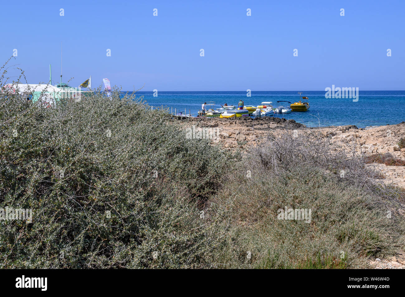 Bateaux sur la mer dans la région de Sunrise Beach, Protaras, Chypre Banque D'Images