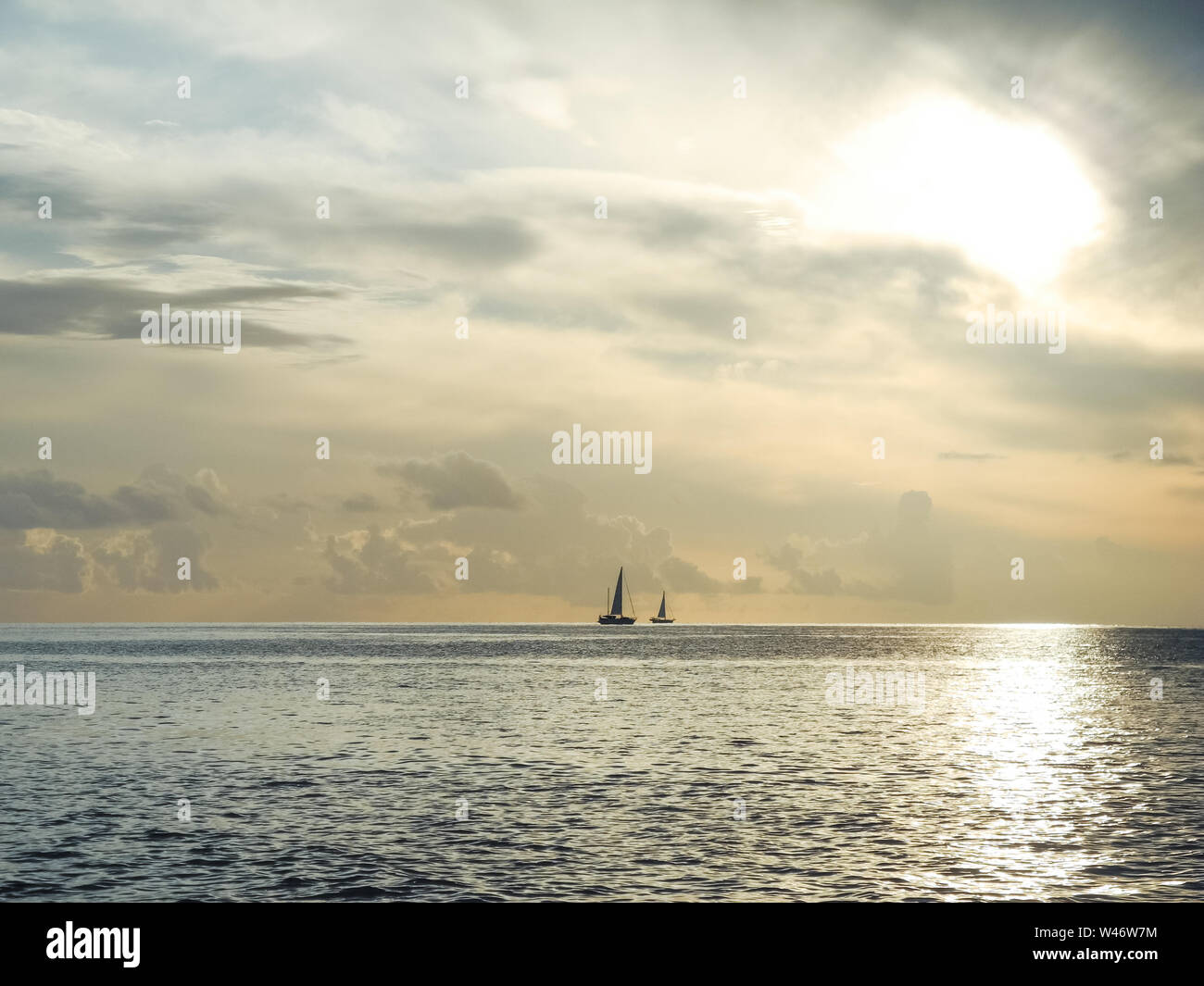 Vue de la plage sur l'île de la Dominique dans la mer des Caraïbes Banque D'Images