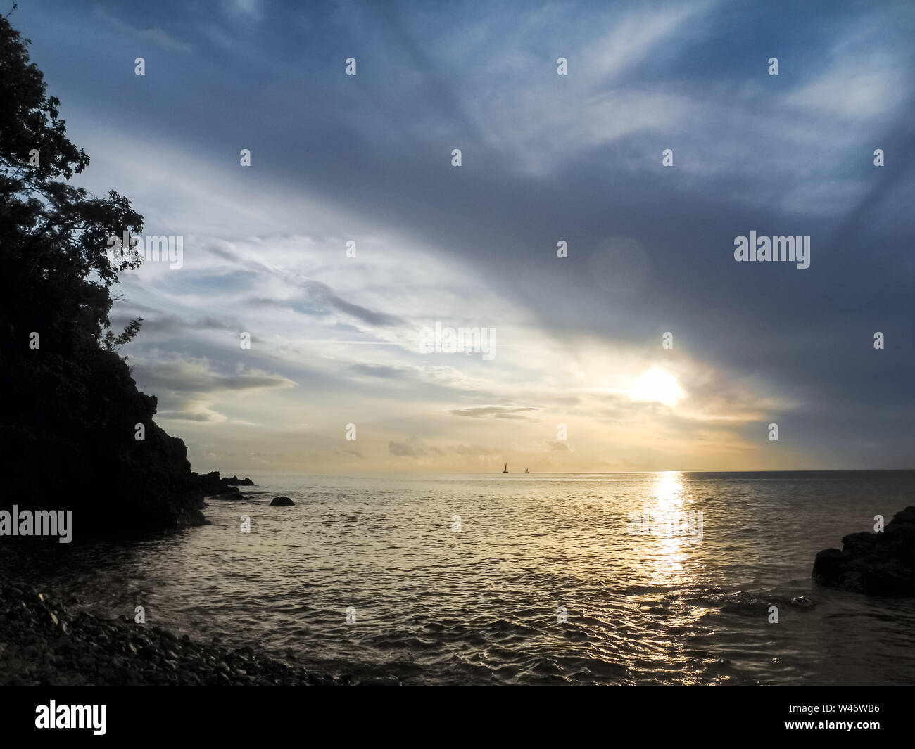 Vue de la plage sur l'île de la Dominique dans la mer des Caraïbes Banque D'Images