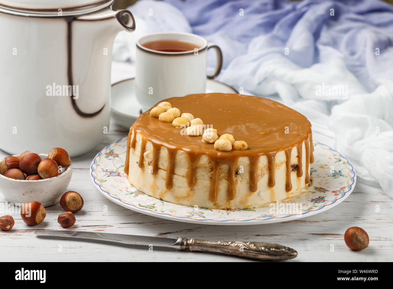 Cake Au Caramel Au Beurre Sale De Noisettes Et De Chocolat Blanc Dessert Mousse Gastronomique Pour Gourmets Petite Douceur Pour The Ou Cafe Selective Focus Photo Stock Alamy Cake Au Caramel Au Beurre Sale De Noisettes Et De Chocolat Blanc Dessert Mousse Gastronomique Pour Gourmets Petite Douceur Pour The Ou Cafe Selective Focus Photo Stock Alamy