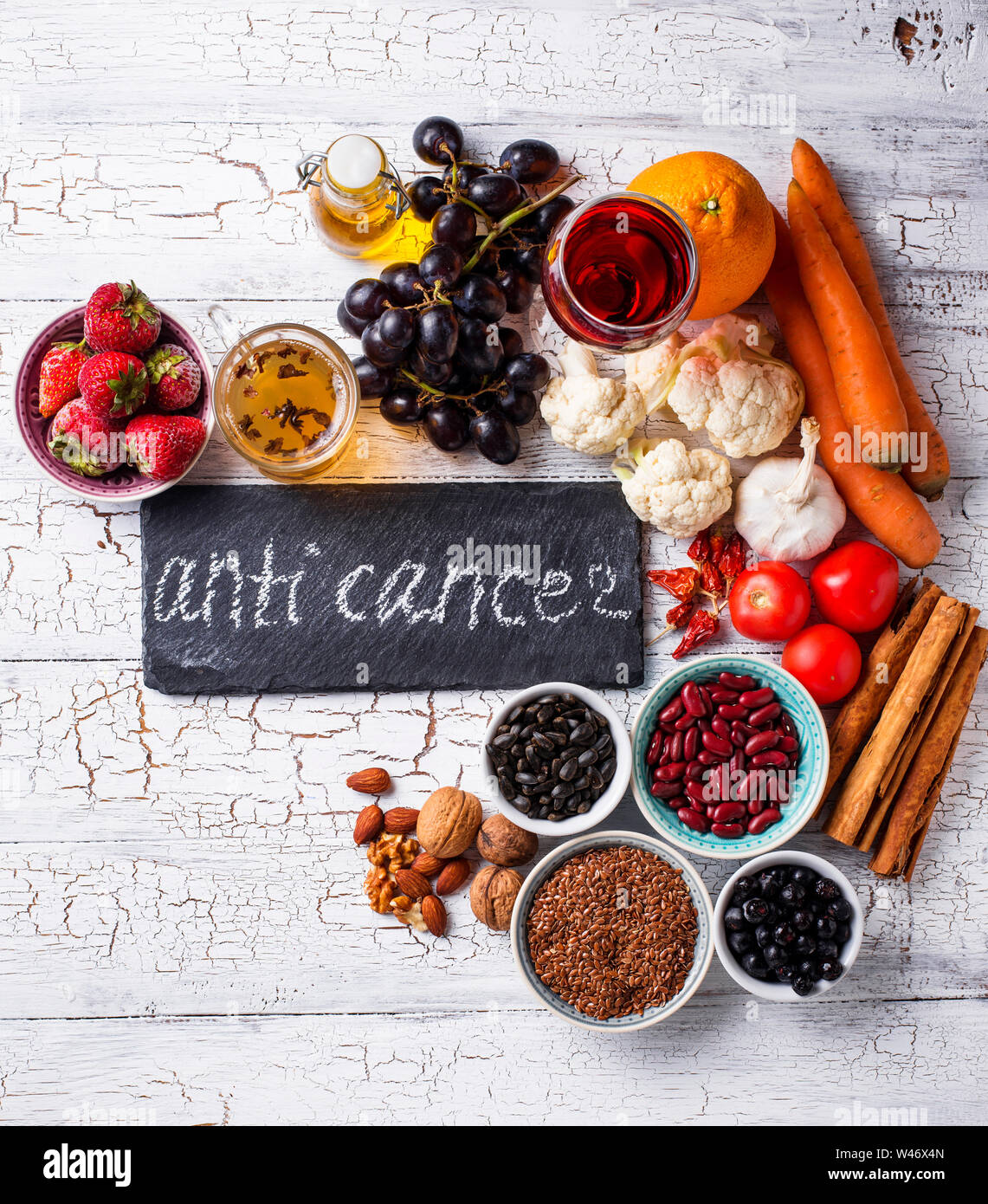 Les produits de lutte contre le cancer. La nourriture pour la vie en bonne santé. Les fruits, les légumes, les haricots, le thé vert et le vin rouge Banque D'Images