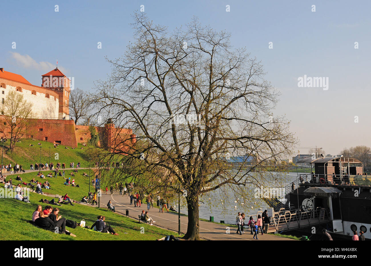 Dimanche après-midi, au début du printemps, par le Château Royal de Wawel et la Vistule, Cracovie, en Petite Pologne. Banque D'Images