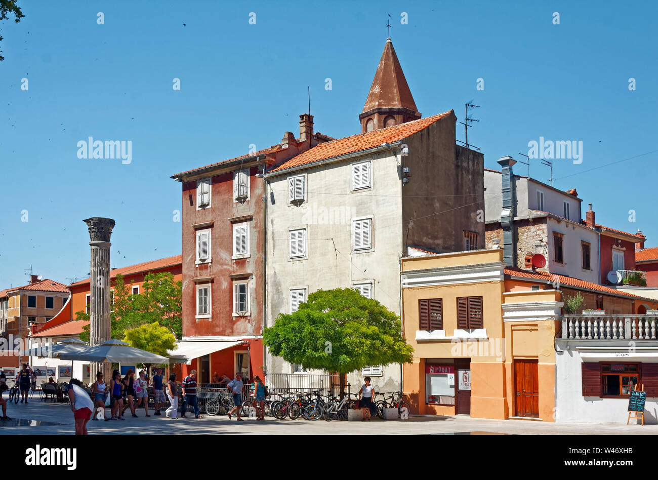 City scene, de vieux bâtiments, des hauteurs variées, colorées, de vieilles ruines, des gens, Zadar, Croatie, Europe, l'été, horizontal Banque D'Images