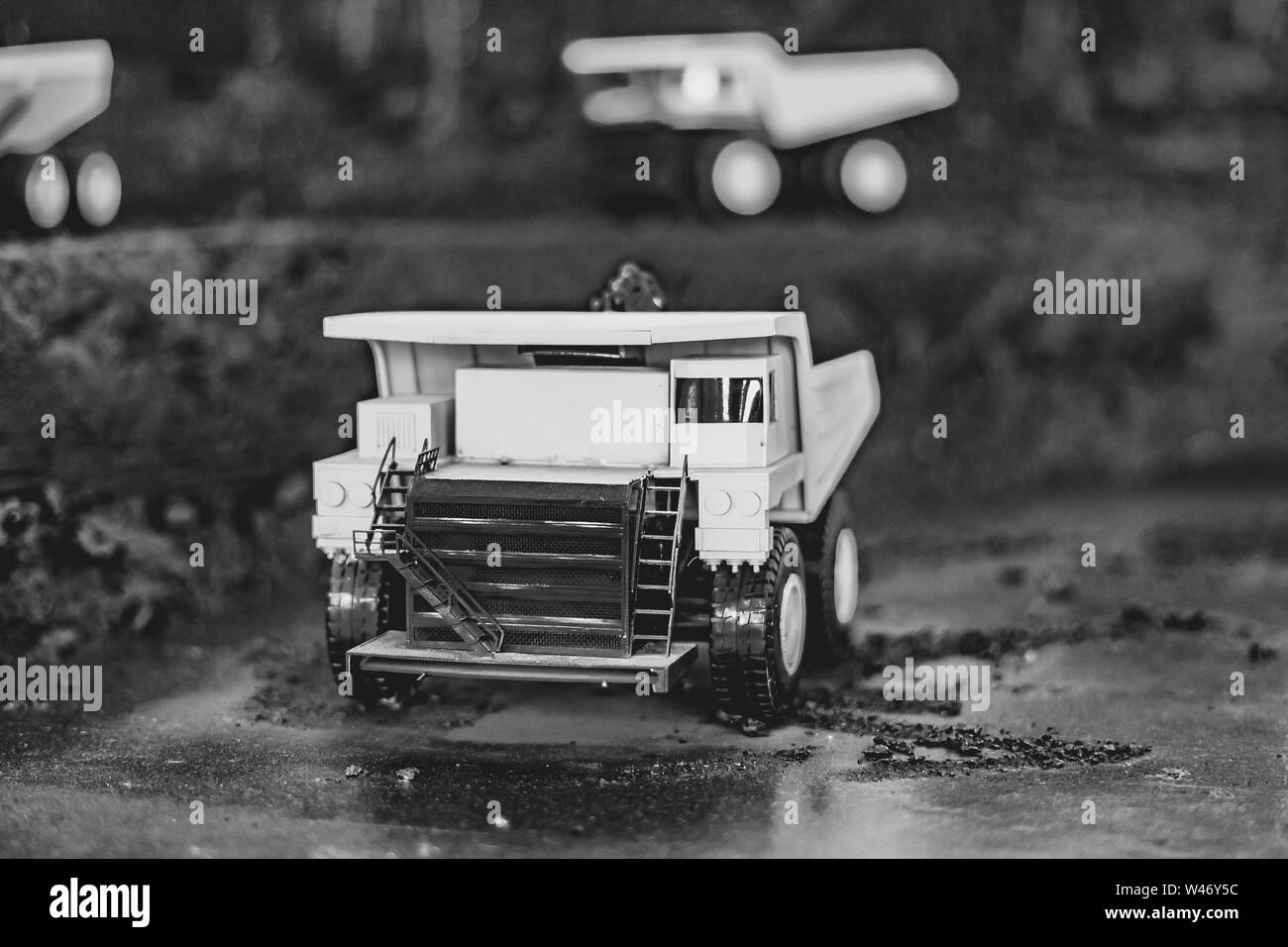 Camion jouet dans le paysage de l'exploitation des mines de charbon à l'exposition Banque D'Images