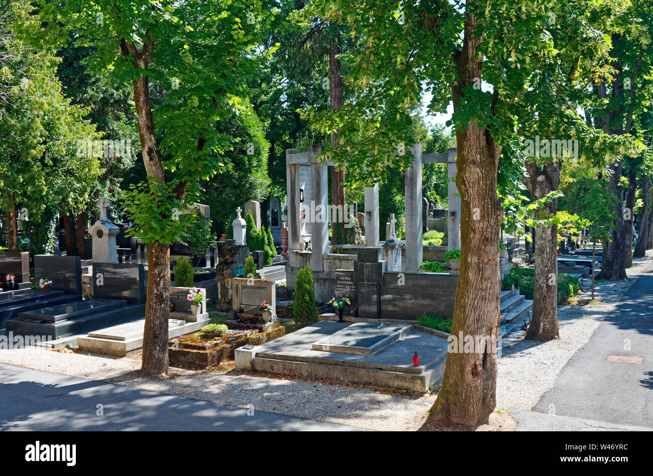 Cimetière Mirogoj ouvert ; 1876 ; graves entre les arbres, pierres tombales, remarquable monument ; beau cimetière, lieu de sépulture de personnes célèbres, Zagreb, Croatie Banque D'Images