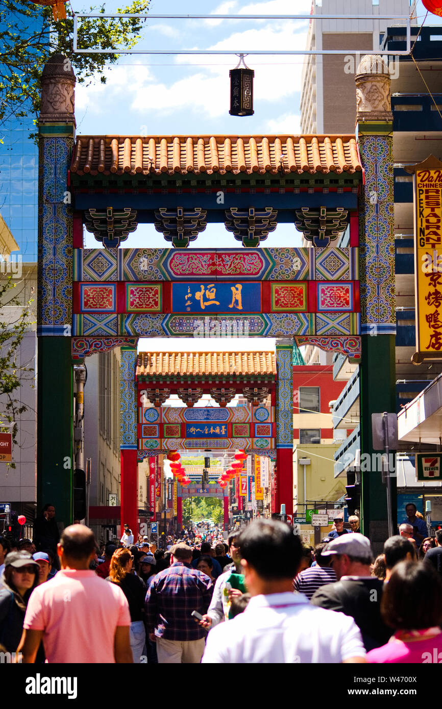 Melbourne, Victoria, Australie - 10 Février 2019 : Les gens célébrant le Nouvel An chinois à Chinatown à Melbourne avec danse du dragon et de lions Banque D'Images