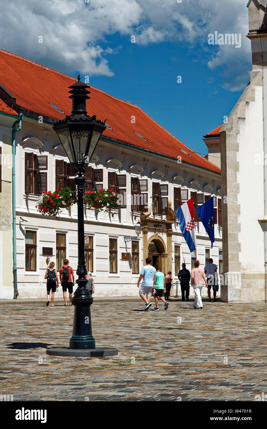 Palais des Gouverneurs, Banski dvori, ancien bâtiment du gouvernement croate, et l'Union européenne, drapeaux lampadaire noir fleurs suspendues, les gens, la Place Saint Marc, Z Banque D'Images
