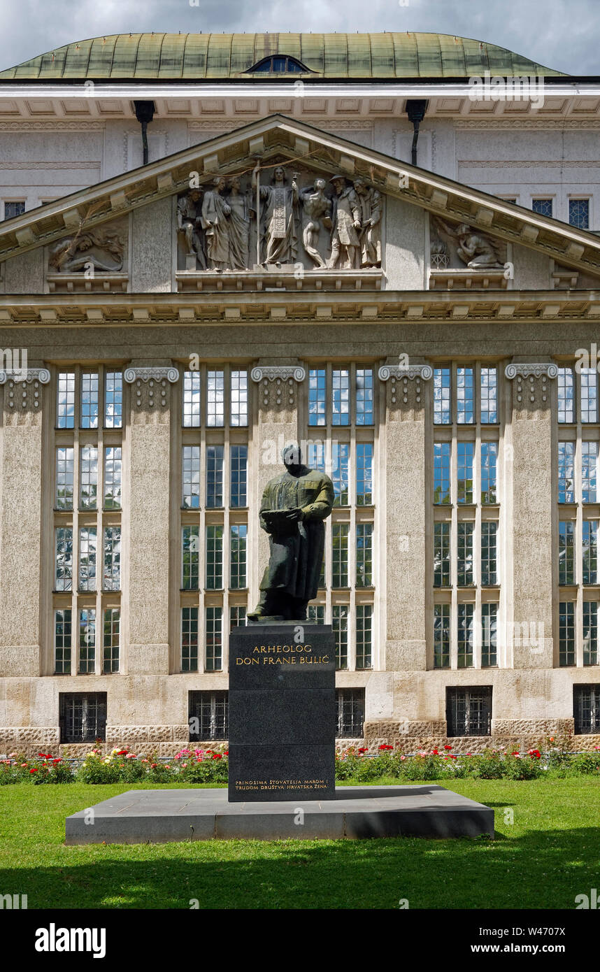 Archives de l'État croate ; bâtiment Art nouveau décoratif ; 1913 ; Frane Bulic statue, archéologue, Fer à Cheval vert des parcs ; Zagreb, Croatie, Europe ; s Banque D'Images