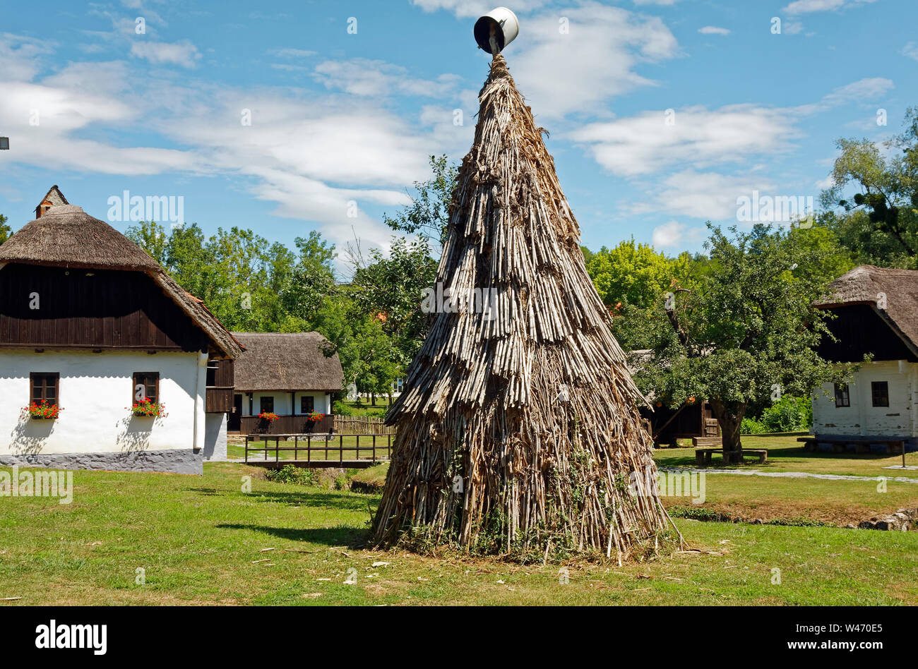 Scène rurale, de hautes cheminées, des rameaux en forme de cône, de vieux bâtiments au toit de chaume, Josip Broz Tito's birthplace village ; Musée Ethnologique de Staro Selo ; Kumrovec ; Banque D'Images