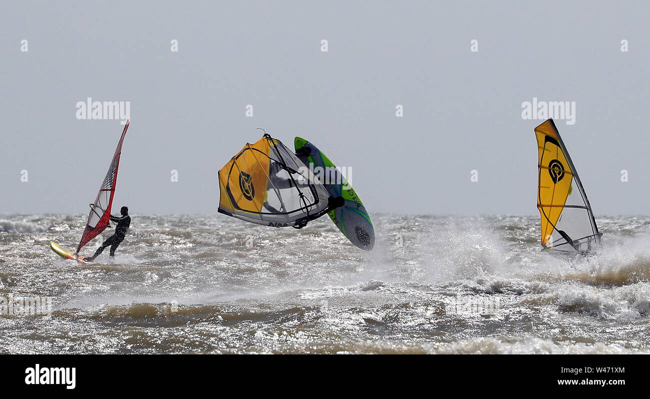 Grâce à l'écrasement des véliplanchistes lors des vagues de vent dans le carrossage, East Sussex. Banque D'Images