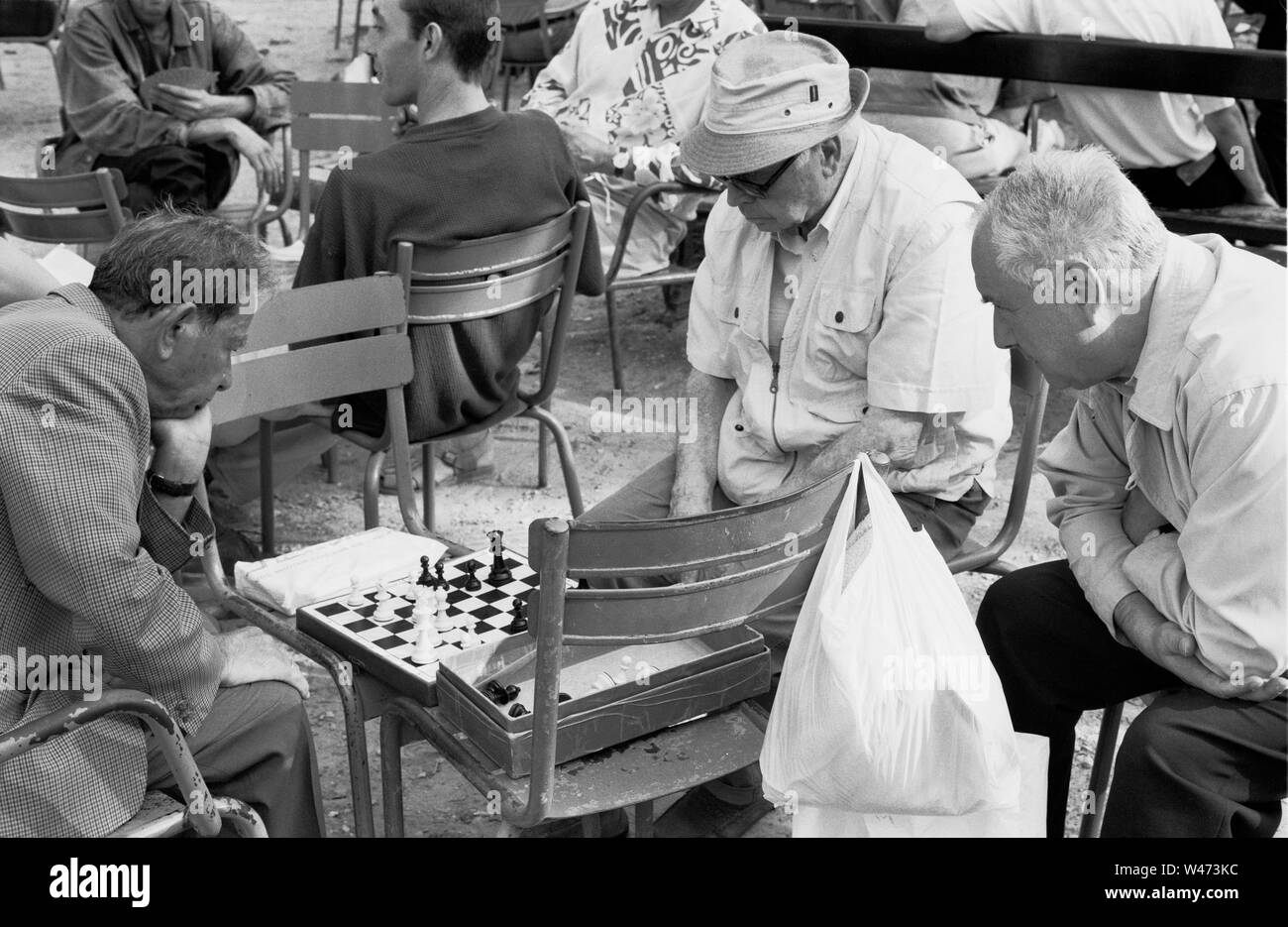 PARIS - JARDIN DU LUXEMBOURG - Jeu d'échecs - JOUEURS D'ÉCHEC AU JARDIN DU LUXEMBOURG PARIS FRANCE - Paris STREET PHOTOGRAPHY - Photographie argentique - ARGENT FILM © Frédéric Beaumont Banque D'Images