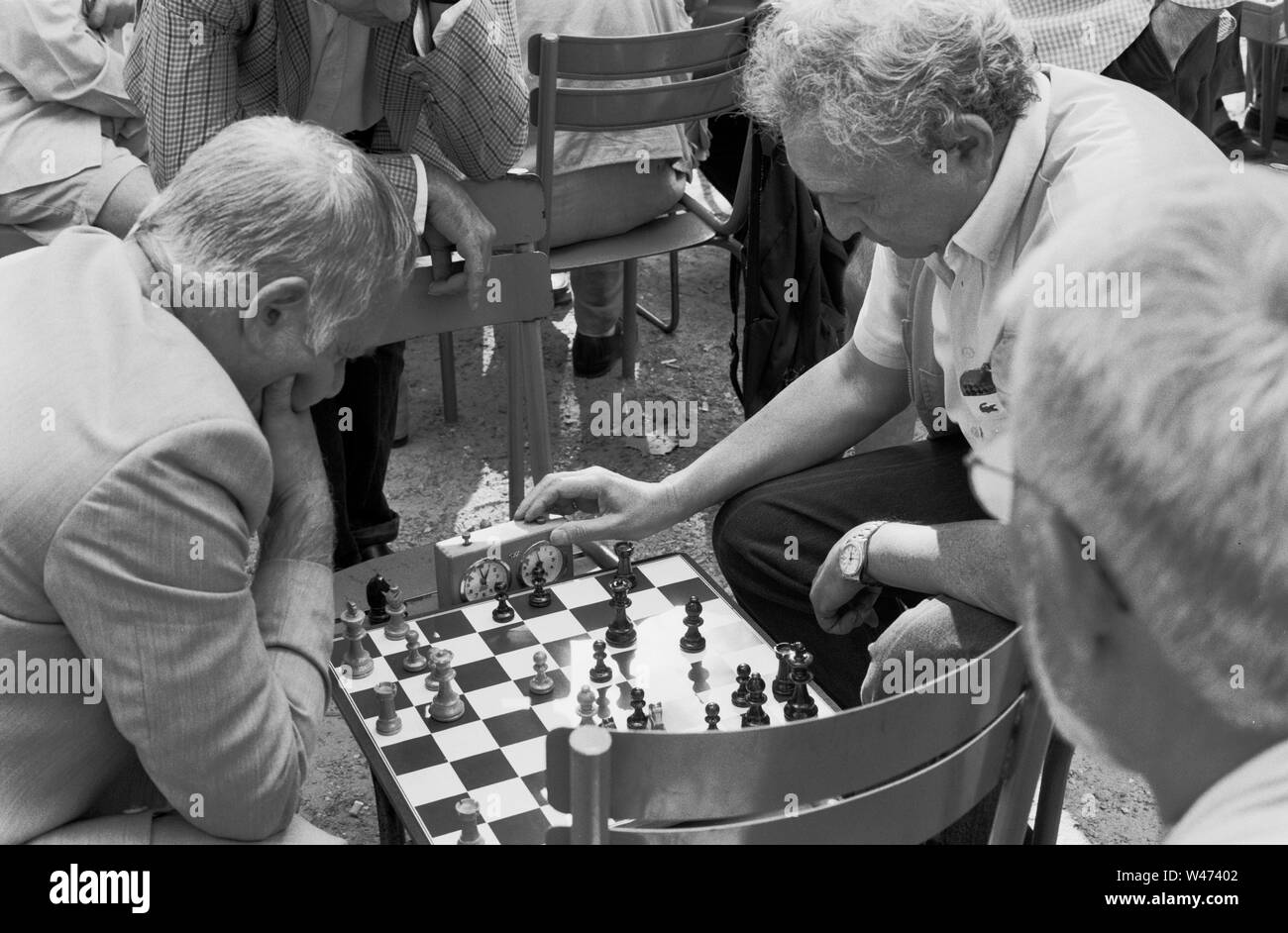 PARIS - JARDIN DU LUXEMBOURG - Jeu d'échecs - JOUEURS D'ÉCHEC AU JARDIN DU LUXEMBOURG PARIS FRANCE - Paris STREET PHOTOGRAPHY - Photographie argentique - ARGENT FILM © Frédéric Beaumont Banque D'Images