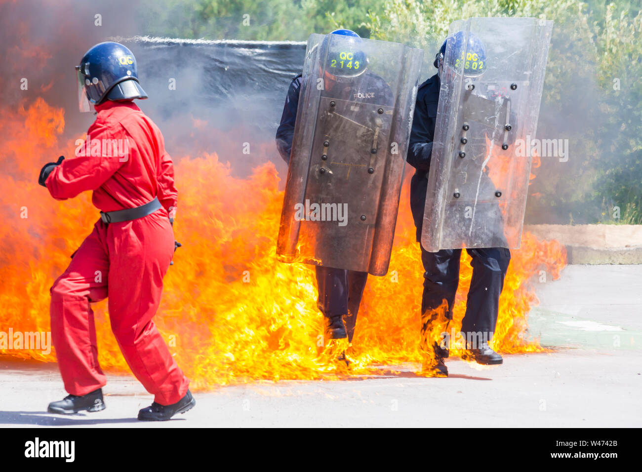 Winfrith, Dorset, UK. 20 juillet 2019. Journée Portes Ouvertes - Dorset Dorset Police police démontrer certaines de l'excellent travail qu'ils font pour maintenir la communauté en sécurité, mettant souvent leur propre vie en danger. Des milliers d'assister à l'événement pour en savoir plus, montrer leur soutien et l'occasion pour les enfants et les familles à s'impliquer et de s'amuser avec des activités interactives. Cocktail Molotov. Credit : Carolyn Jenkins/Alamy Live News Banque D'Images