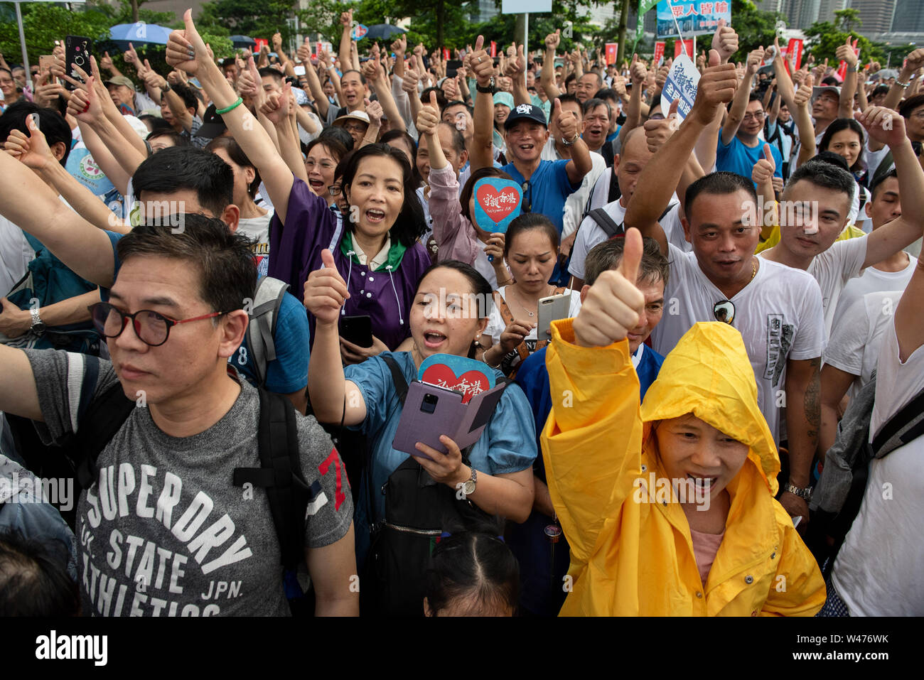 Pro-China slogans chants partisans lors d'une manifestation en soutien du gouvernement et de la police de Hong Kong.Des milliers de partisans se sont rassemblés près de Beijing Pro le siège du gouvernement de Hong Kong au nom de la protection de Hong Kong et le soutien à la police de prendre des mesures pour arrêter le gouvernement contre des manifestations à Hong Kong. Depuis début juin il y a eu des manifestations anti gouvernement hebdomadaire eu lieu à Hong Kong le gouvernement exigeant le retrait de la controversée LOI SUR L'extradition. Banque D'Images