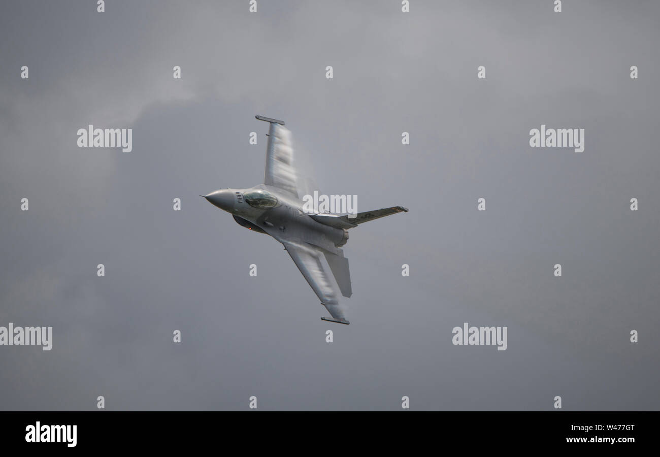 RAF Fairford, Glos, UK. 20 juillet 2019. Jour 2 de la Royal International Air Tattoo (RIAT) avec des avions militaires de partout dans le monde de l'assemblage à l'élite de l'aéronautique avec une démonstration de vol par beau temps. De droit : haut débit affiche à partir de la 20e Escadre de chasse, USAF, F-16 Fighting Falcon de l'équipe de démonstration de Viper. Credit : Malcolm Park/Alamy Live News. Banque D'Images