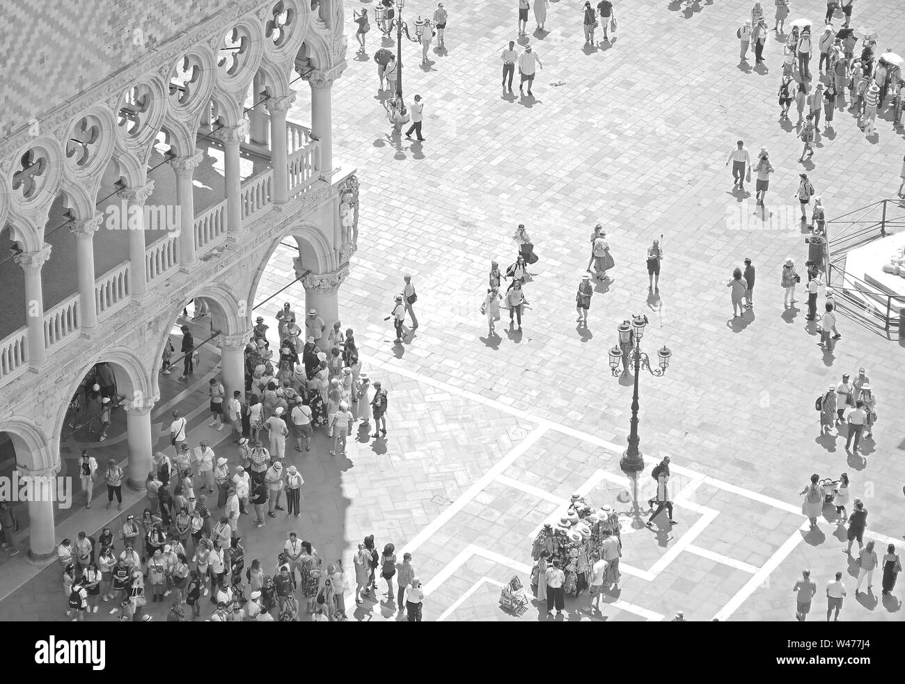 Vue aérienne de la place St Marc avec des foules de touristes à Venise en Italie Banque D'Images