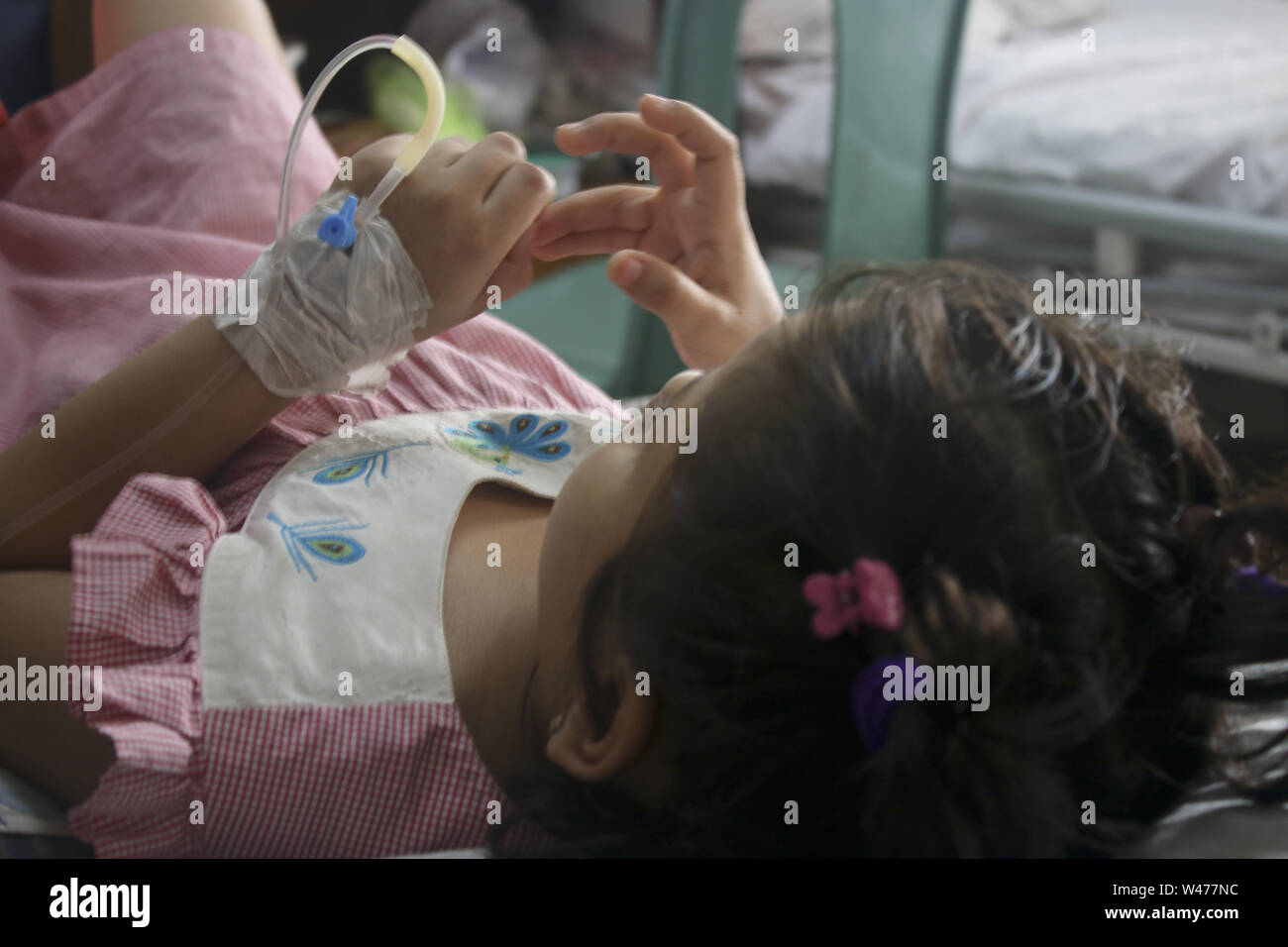 Dhaka, Dhaka, Bangladesh. 20 juillet, 2019. Un enfant hospitalisé avec la maladie à l'Hôpital Holy Family à Dhaka.La situation de la dengue continue de se détériorer alors que des centaines de personnes sont hospitalisées à l'infection de l'Aedes maladie virale transmise par les moustiques. Au moins 3 532 personnes ont été hospitalisées avec la dengue au cours des 19 derniers jours de juillet et 5 617 au total cette année, selon la salle de contrôle d'urgence de santé des services de santé. Cinq personnes ont jusqu'à présent sont morts de la dengue, en fonction de la salle de contrôle. Crédit : Le Sultan Mahmud Mukut SOPA/Images/ZUMA/Alamy Fil Live News Banque D'Images